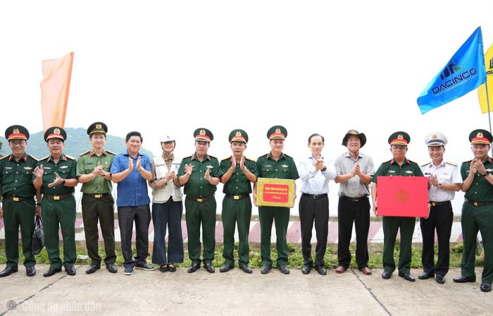 Đoàn công tác tặng quà các lực lượng vũ trang trên đảo Hòn Khoai.