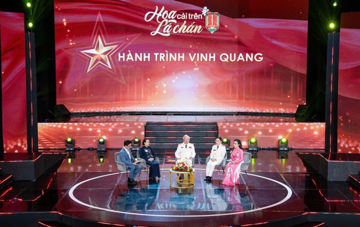 Nguyên Thứ trưởng Bộ Công an Nguyễn Văn Thành, Đại sứ Nguyễn Phương Nga và Thiếu tá Trần Thị Thu Trang, cán bộ văn phòng thường trực Bộ Công an về gìn giữ hòa bình Liên Hợp Quốc giao lưu trong chương trình.