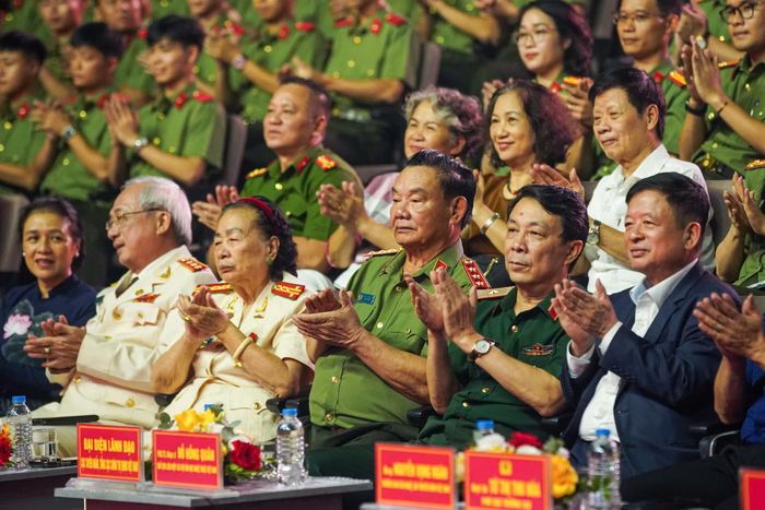 Nguyên Thứ trưởng thường trực Bộ Công an Nguyễn Khánh Toàn, nguyên Thứ trưởng Bộ Công an Nguyễn Văn Thành cùng các đại biểu dự chương trình.