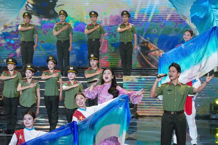 Đan xen giữa các chương trình giao lưu có nhiều tiết mục biểu diễn nghệ thuật về lực lượng An ninh nhân dân.