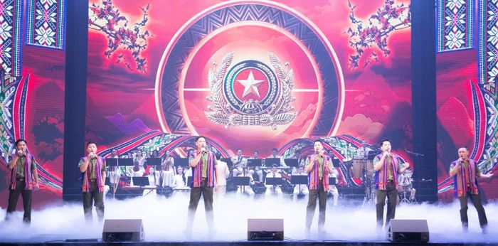 Chương trình nghệ thuật “Tự hào 80 năm lực lượng An ninh nhân dân” được dàn dựng công phu với 15 tiết mục đặc sắc.