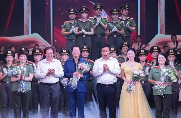 Thứ trưởng Tạ Quang Đông và Thiếu tướng Nguyễn Công Bẩy tặng hoa các nghệ sĩ biểu diễn tại chương trình