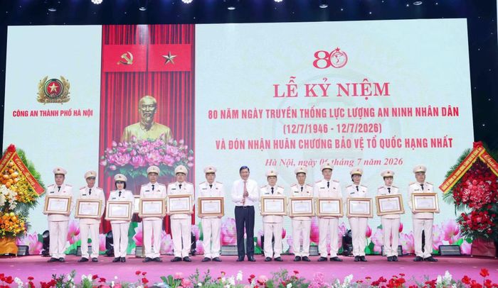 Các tập thể và cá nhân có thành tích xuất sắc được nhận Bằng khen của UBND TP Hà Nội.