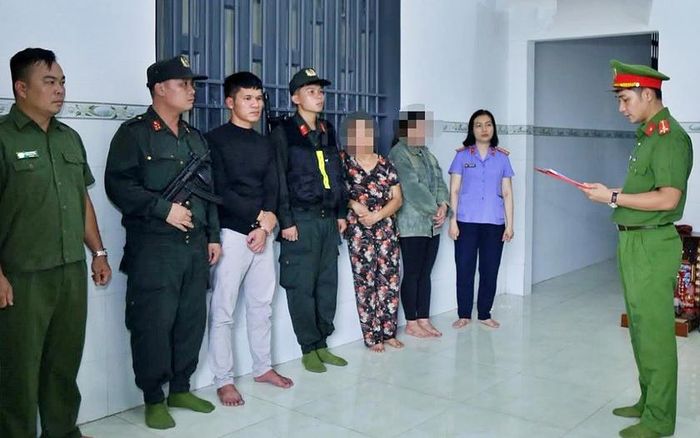 Cơ quan điều tra, đọc lệnh khám xét tại nhà bị can Nguyễn Hoàng Phong.