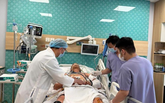 Sau đại phẫu và điều trị hồi sức chuyên sâu, người bệnh hồi phục tích cực, các chỉ số sinh tồn dần ổn định.