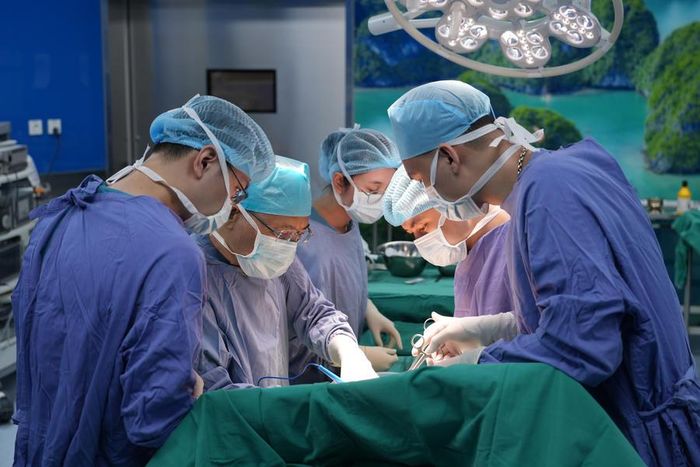 Ekip bác sĩ phẫu thuật cấp cứu cho người bệnh.