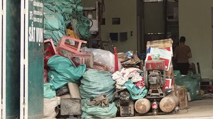 Các loại giấy, nhựa và vật liệu dễ cháy được tập kết tại cơ sở thu mua phế liệu.