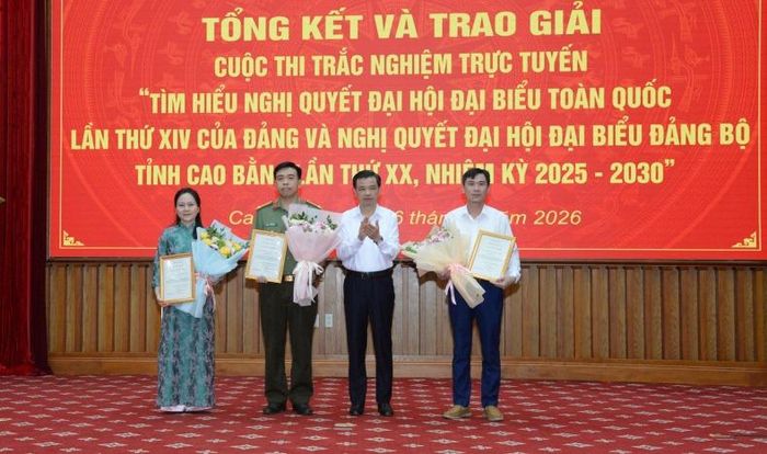 Đồng chí Bế Thanh Tịnh, Phó Bí thư Thường trực Tỉnh ủy, Trưởng Đoàn đại biểu Quốc hội tỉnh trao giải cho các tập thể đạt giải.