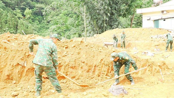 Cán bộ, chiến sĩ tham gia san gạt mặt bằng, vận chuyển vật liệu xây dựng thi công.