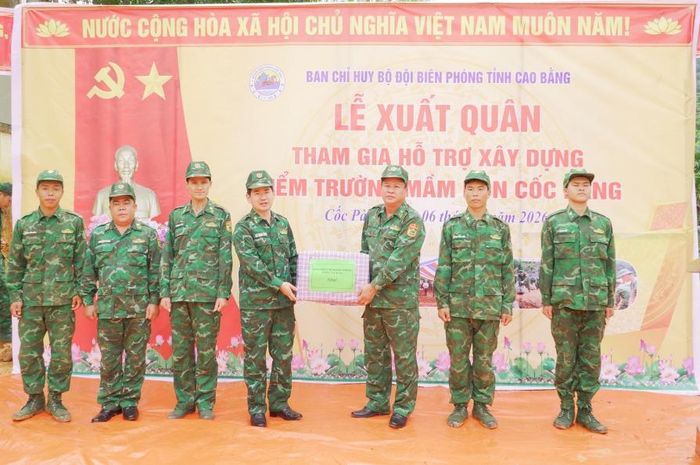 Ban Chỉ huy BĐBP tỉnh tặng quà cho lực lượng chiến sĩ tham gia xây dựng điểm Trường Mầm non Cốc Pàng.