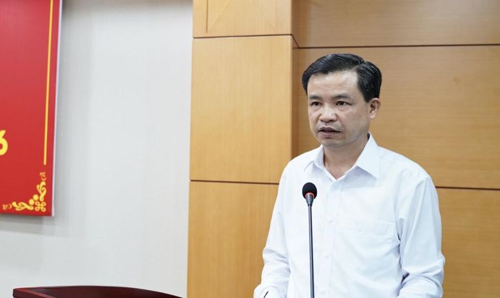 Phó Bí thư Thường trực Tỉnh ủy, Trưởng Đoàn ĐBQH tỉnh, Bí thư Đảng ủy các cơ quan Đảng tỉnh Bế Thanh Tịnh phát biểu tại hội nghị.