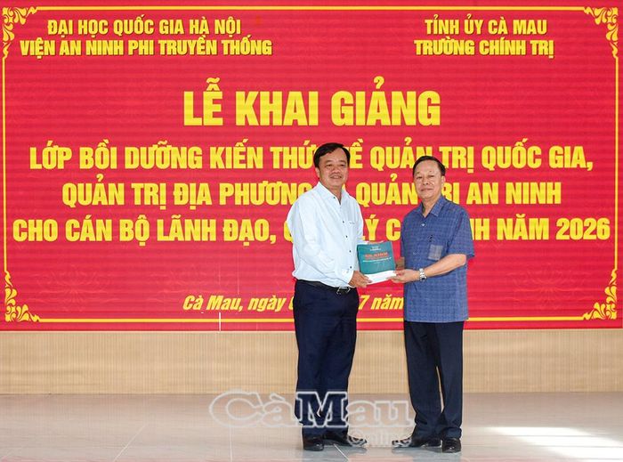 Trung tướng, GS.TS Nguyễn Xuân Yêm, Viện trưởng Viện An ninh phi truyền thống, nguyên Giám đốc Học viện Cảnh sát nhân dân, tặng sách cho đồng chí Huỳnh Quốc Việt, Phó Bí thư Thường trực Tỉnh ủy Cà Mau.