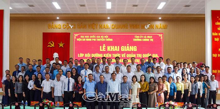 Đại biểu chụp ảnh lưu niệm cùng với lớp học tại lễ khai giảng.