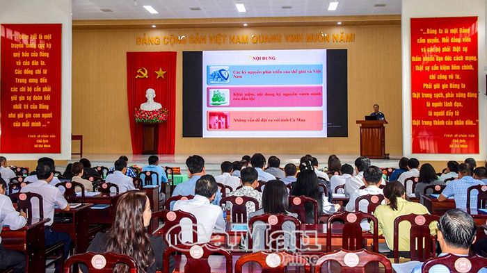 Ngay sau lễ khai giảng, Trung tướng, GS.TS Nguyễn Xuân Yêm, Viện trưởng Viện An ninh phi truyền thống, nguyên Giám đốc Học viện Cảnh sát nhân dân, trình bày chuyên đề “Kỷ nguyên phát triển mới - kỷ nguyên vươn mình của dân tộc, thời cơ, thách thức và những vấn đề đặt ra với tỉnh Cà Mau”.
