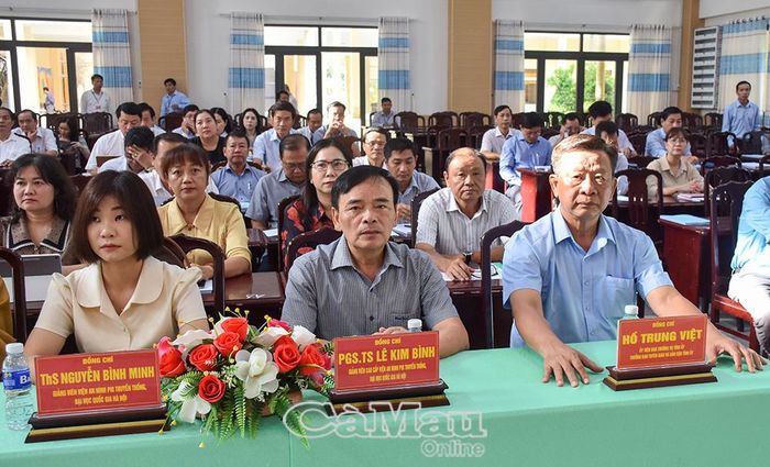 Đồng chí Hồ Trung Việt, Ủy viên Ban Thường vụ Tỉnh ủy, Trưởng Ban Tuyên giáo và Dân vận Tỉnh ủy Cà Mau, dự lễ khai giảng.