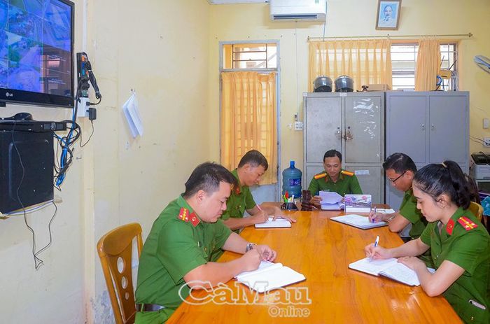 Công an Xã Hồng Dân họp triển khai nhanh các tình tiết về ANTT được phát hiện qua camera giám sát.