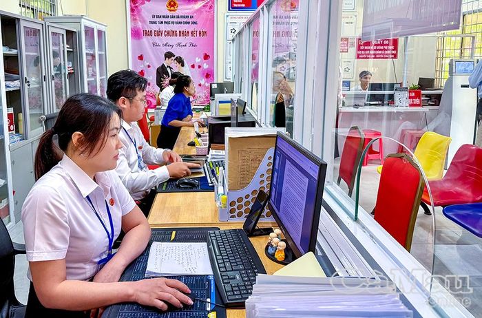 Mỗi cán bộ, đảng viên, công dân cần ý thức sâu sắc giữ gìn sự trong sáng của tiếng Việt là trách nhiệm và là lá chắn vững chắc bảo vệ chủ quyền văn hóa quốc gia trong kỷ nguyên hội nhập. (Ảnh chụp tại Trung tâm Phục vụ hành chính công xã Khánh An, ngày 24/6/2026).