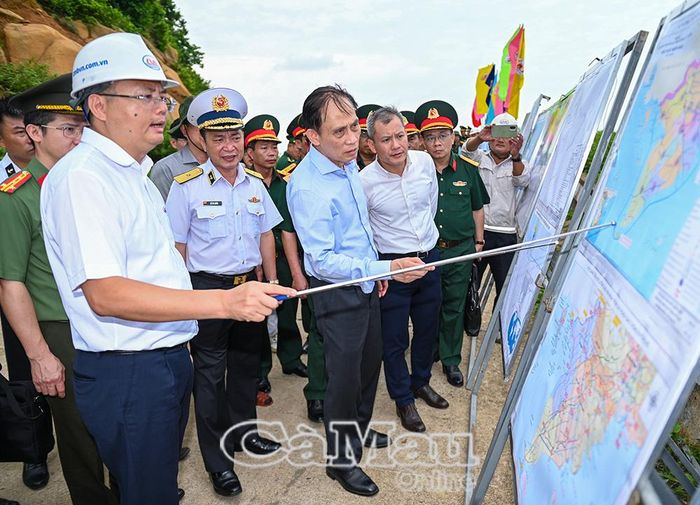  Bộ trưởng Bộ Ngoại giao Lê Hoài Trung nghe các đơn vị thi công báo cáo tiến độ thực hiện các công trình trọng điểm và kế hoạch tăng tốc thi công nhằm bảo đảm tiến độ các dự án trên đảo Hòn Khoai.