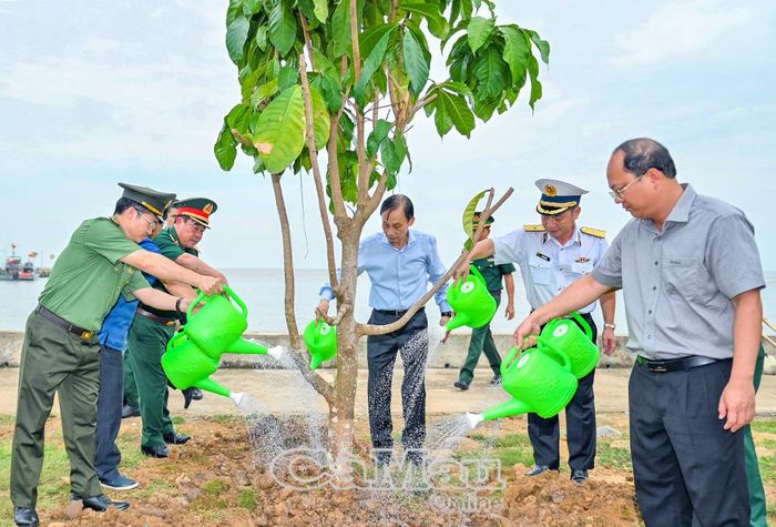 Bộ trưởng Bộ Ngoại giao Lê Hoài Trung (giữa) và Bí thư Tỉnh ủy Cà Mau Nguyễn Hồ Hải (bìa phải) trồng cây lưu niệm trong khuôn viên Bia tưởng niệm các Anh hùng liệt sĩ Khởi nghĩa Hòn Khoai.