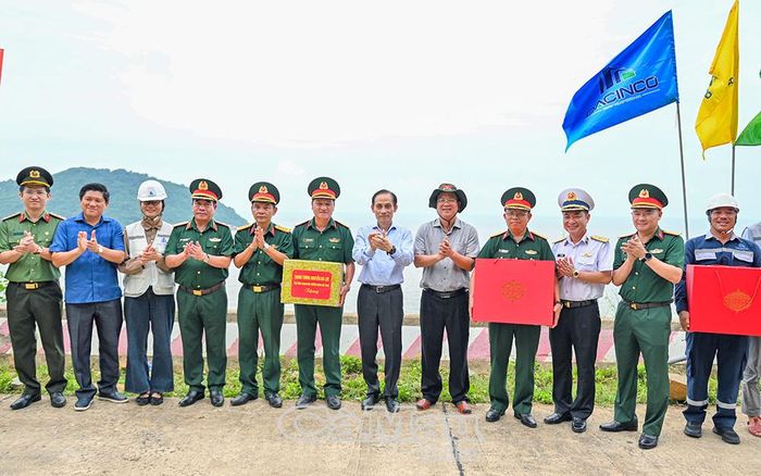 Bộ trưởng Bộ Ngoại giao Lê Hoài Trung và Bí thư Tỉnh ủy Cà Mau Nguyễn Hồ Hải tặng quà, động viên các đơn vị thi công các công trình trọng điểm trên đảo Hòn Khoai.