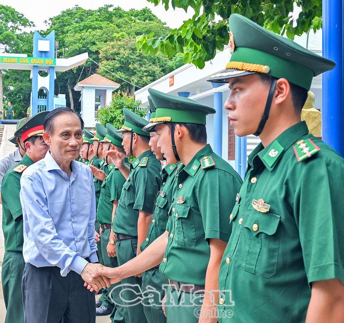  Bộ trưởng Bộ Ngoại giao Lê Hoài Trung cùng các thành viên Đoàn công tác và lãnh đạo tỉnh Cà Mau đến thăm cán bộ, chiến sĩ Đồn Biên phòng Hòn Khoai.