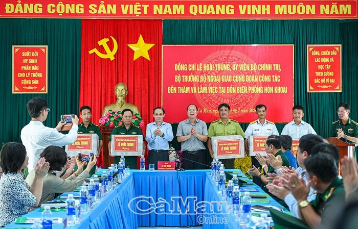 Bộ trưởng Bộ Ngoại giao Lê Hoài Trung và Bí thư Tỉnh ủy Nguyễn Hồ Hải tặng quà, động viên các đơn vị đang làm nhiệm vụ trên đảo Hòn Khoai nhân chuyến thăm và khảo sát.