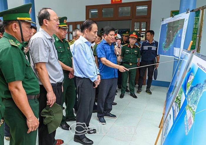 Phó Chủ tịch UBND tỉnh Cà Mau Lê Văn Sử báo cáo với Bộ trưởng Bộ Ngoại giao Lê Hoài Trung về định hướng phát triển kinh tế biển và các dự án trọng điểm của tỉnh.