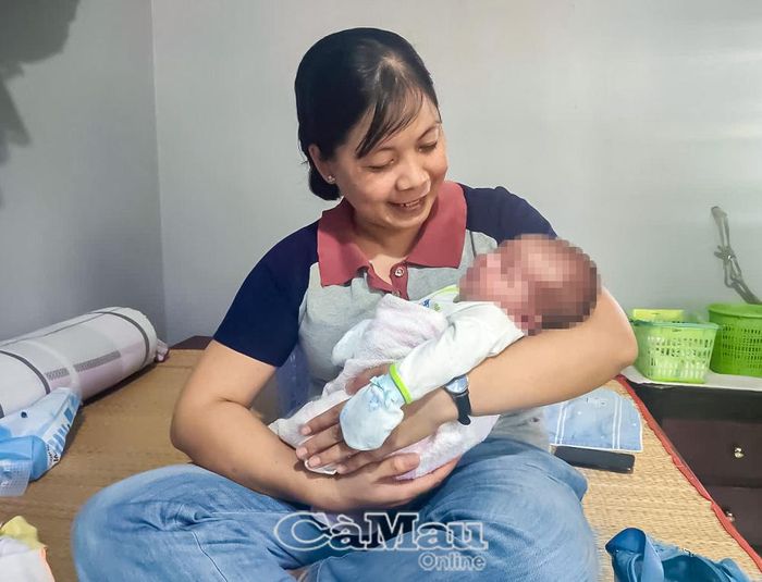 Gia đình người phát hiện sự việc tạm thời bảo vệ, chăm sóc và nuôi dưỡng cháu bé.
