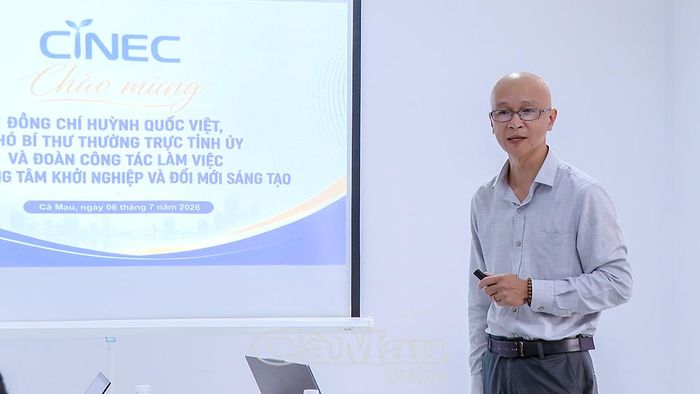 Giám đốc CiNEC Triệu Thanh Tuấn báo cáo kết quả hoạt động và những khó khăn, vướng mắc của Trung tâm.