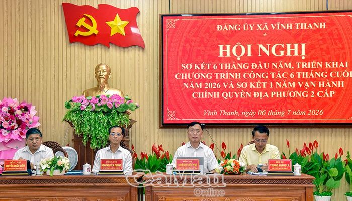 Đồng chí Huỳnh Hữu Trí, Chủ nhiệm Ủy ban Kiểm tra Tỉnh ủy (thứ 2 từ phải sang) và các đồng chí Thường trực Đảng ủy xã chủ trì hội nghị.