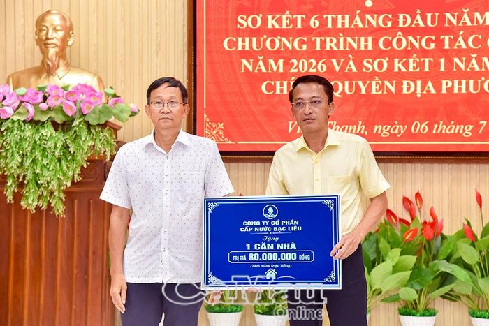 Đại diện Công ty Cổ phần cấp nước Bạc Liêu tặng một căn nhà trị giá 80 triệu đồng cho xã Vĩnh Thanh để thực hiện an sinh xã hội.