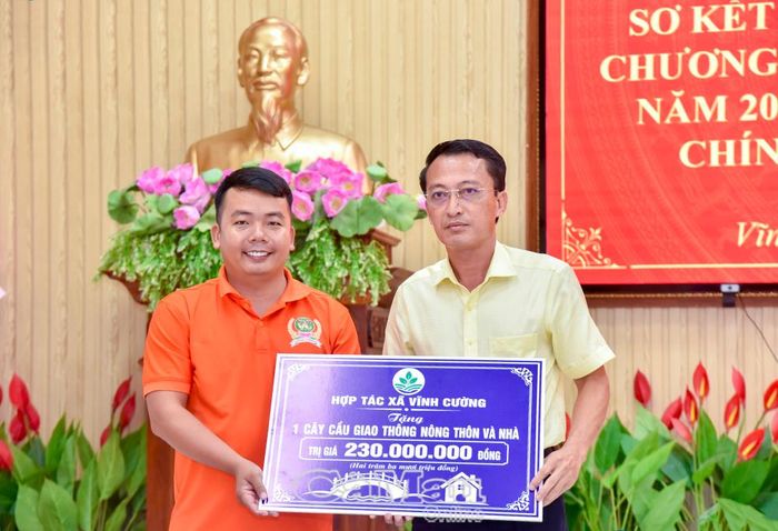 Đại diện Hợp tác xã Vĩnh Cường tặng một cây cầu giao thông nông thôn, một căn nhà trị giá 230 triệu đồng cho xã Vĩnh Thanh để thực hiện an sinh xã hội.