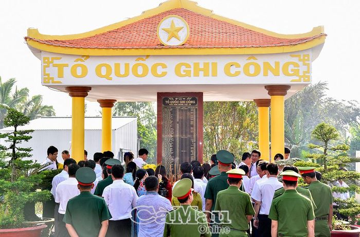 Cán bộ, đảng viên xã Vĩnh Thanh dâng hương tưởng niệm các anh hùng liệt sĩ tại Bia Tổ quốc ghi công.