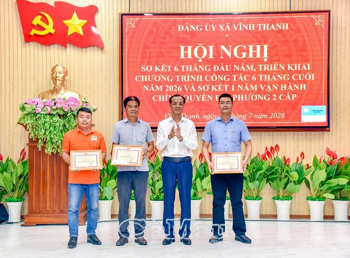 Bí thư Đảng ủy, Chủ tịch HĐND xã Vĩnh Thanh Ngô Nguyên Phong trao giấy khen cho các tập thể có thành tích xuất sắc và đóng góp tích cực vào kết quả thực hiện nhiệm vụ 6 tháng đầu năm 2026 và 1 năm vận hành chính quyền địa phương 2 cấp.