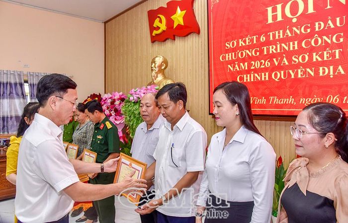 Đồng chí Huỳnh Hữu Trí, Chủ nhiệm Ủy ban Kiểm tra Tỉnh ủy, trao giấy khen cho các tập thể có thành tích xuất sắc và đóng góp tích cực vào kết quả thực hiện nhiệm vụ 6 tháng đầu năm 2026 và 1 năm vận hành chính quyền địa phương 2 cấp.