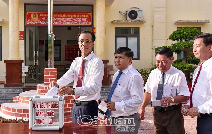 Đồng chí Ngô Nguyên Phong, Bí thư Đảng ủy, Chủ tịch HĐND xã và các đồng chí trong Ban Thường vụ Đảng ủy đóng góp quỹ “Chung tay chia sẻ”.