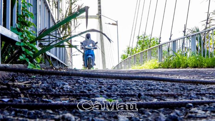  Nhiều tấm thép bong tróc, hư hỏng, gây nguy hiểm cho người và phương tiện.