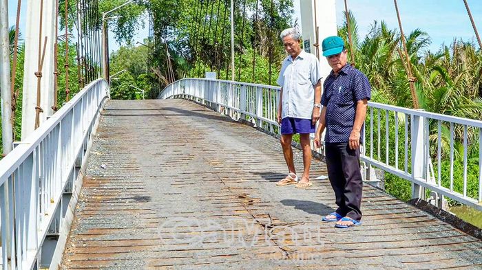 Người dân kiểm tra các vị trí rỉ sét, tạm gia cố để bảo đảm an toàn khi qua cầu.