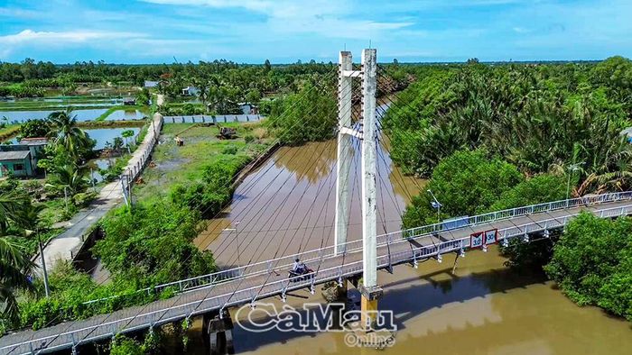 Cầu treo Vàm Lẽo nối ấp Ngọc Được, xã Hưng Hội (tỉnh Cà Mau) với ấp Hòa Bạch, xã Hòa Tú (thành phố Cần Thơ).