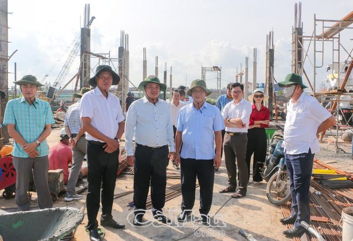 Phó Bí thư Thường trực Tỉnh ủy Huỳnh Quốc Việt và đồng chí Hồ Trung Việt, Trưởng Ban Tuyên giáo và Dân vận Tỉnh ủy (thứ 2 từ phải sang), khảo sát Dự án xây dựng khu neo đậu tránh trú bão và bến cá Cái Cùng.
