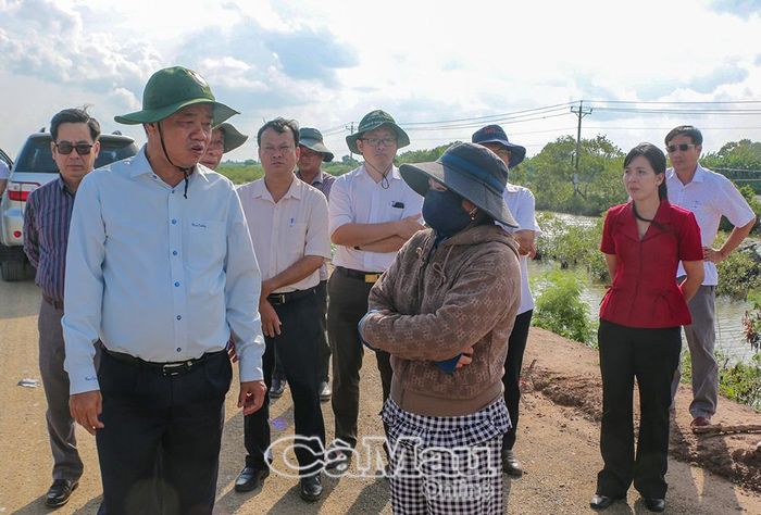  Phó Bí thư Thường trực Tỉnh ủy Huỳnh Quốc Việt trao đổi với người dân tại Dự án xây dựng, nâng cấp đê biển Đông.