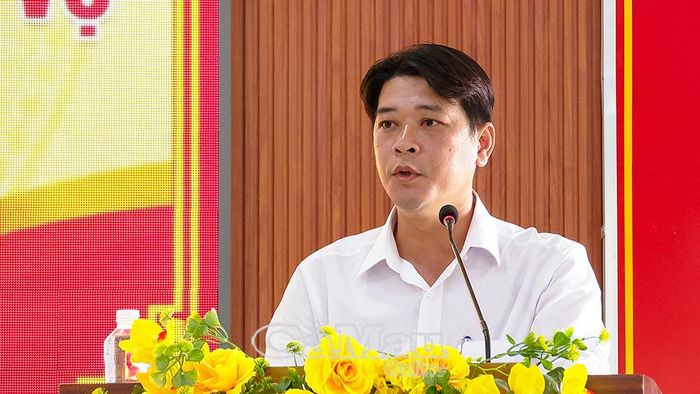 Đồng chí Phan Vĩnh Phú, Chủ tịch Ủy Ban MTTQ Việt Nam xã Tân Hưng, tham luận tại hội nghị.