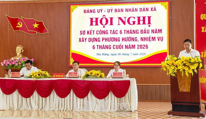 Các đồng chí chủ trì hội nghị.