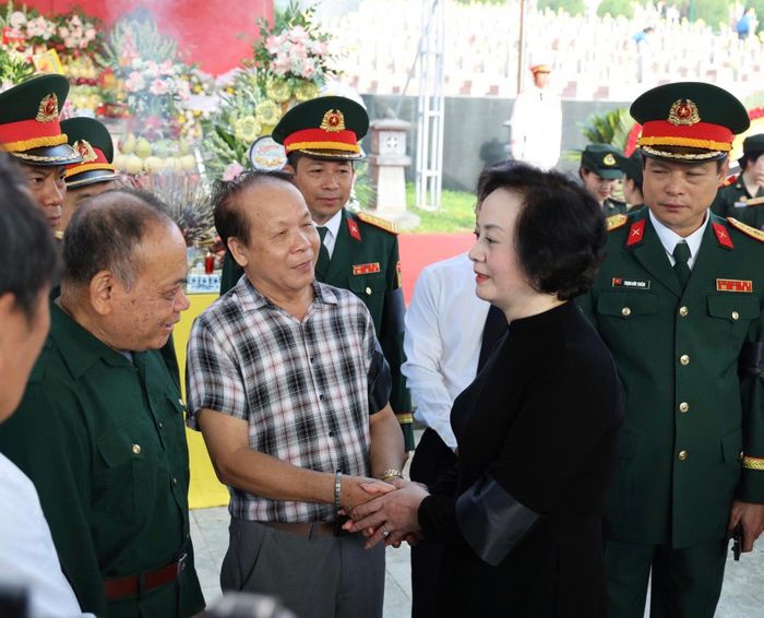Phó Thủ tướng trò chuyện với thân nhân gia đình liệt sĩ - Ảnh: VGP/Thu Giang