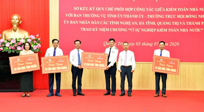 Phó Tổng Kiểm toán nhà nước Doãn Anh Thơ trao tặng biểu trưng Nhà tình nghĩa cho đại diện lãnh đạo các tỉnh, thành phố: Nghệ An, Hà Tĩnh, Quảng Trị, Thành phố Huế.
