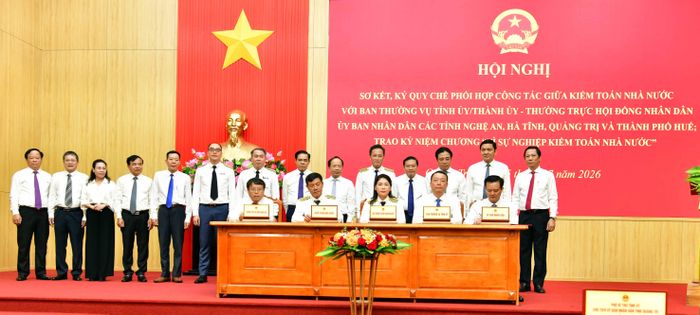 Đại diện lãnh đạo KTNN ký Quy chế phối hợp công tác giữa KTNN với Ban Thường vụ Tỉnh ủy, Thường trực HĐND và UBND tỉnh Hà Tĩnh.