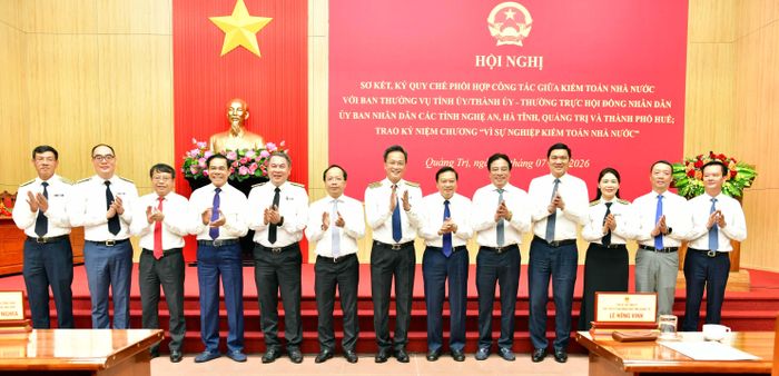 Tổng Kiểm toán nhà nước Nguyễn Hữu Nghĩa, cùng các Phó Tổng Kiểm toán nhà nước chụp ảnh lưu niệm với các đại biểu tại Hội nghị.