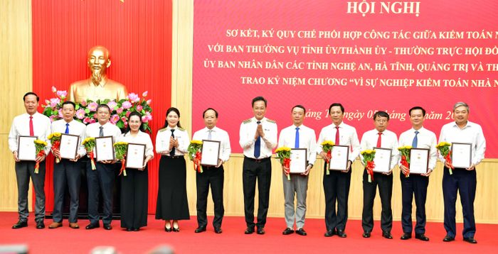 Tổng Kiểm toán nhà nước Nguyễn Hữu Nghĩa, Phó Tổng Kiểm toán nhà nước Hà Thị Mỹ Dung trao tặng Kỷ niệm chương vì sự nghiệp KTNN cho lãnh đạo các tỉnh, thành phố và lãnh đạo sở, ngành các địa phương.