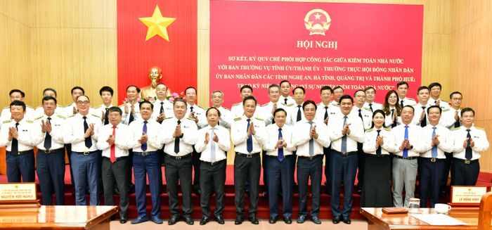 Lãnh đạo KTNN, thủ trưởng các đơn vị trực thuộc KTNN chụp ảnh lưu niệm với các đại biểu là lãnh đạo các địa phương tại Hội nghị.