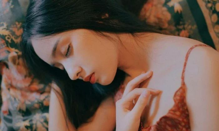 Bỗng dưng chăm chút ngoại hình kỹ hơn trước khi ngủ. Ảnh minh họa.